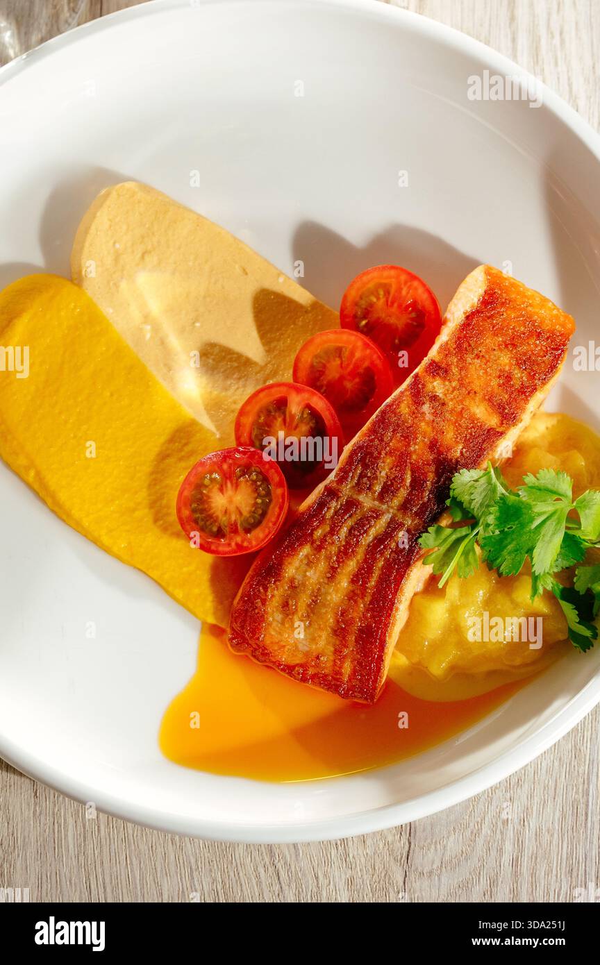 Lachssteak mit Gemüse und Sauce Stockfoto