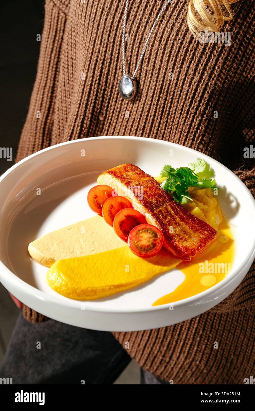 Lachssteak mit Gemüse und Sauce Stockfoto