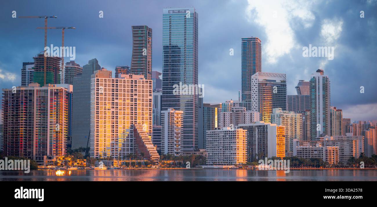 Panorama-Skyline der Stadt zur Goldenen Stunde Stockfoto