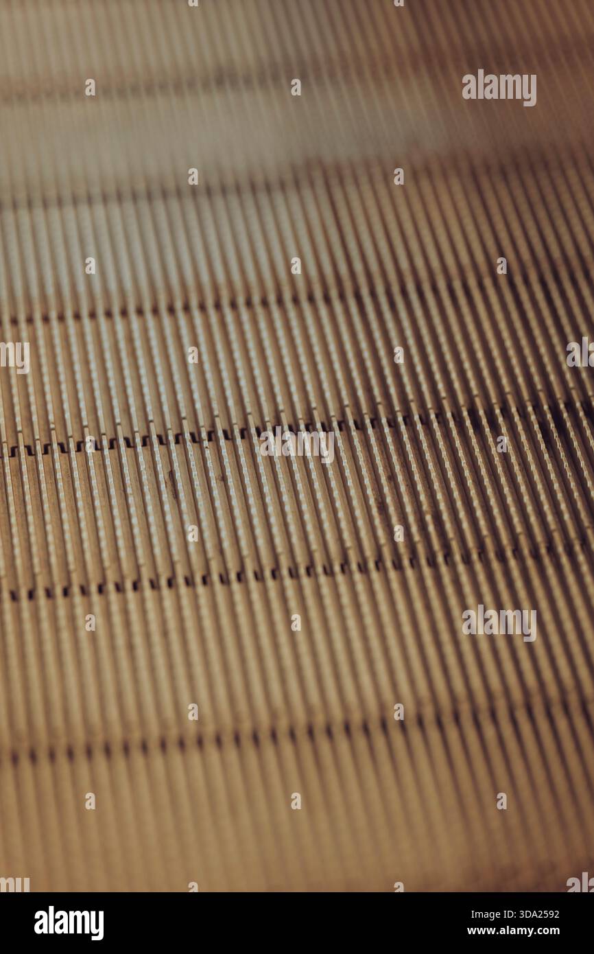 Eine detaillierte Nahaufnahme der gemusterten Metallstufen eines escalatorâ. Stockfoto