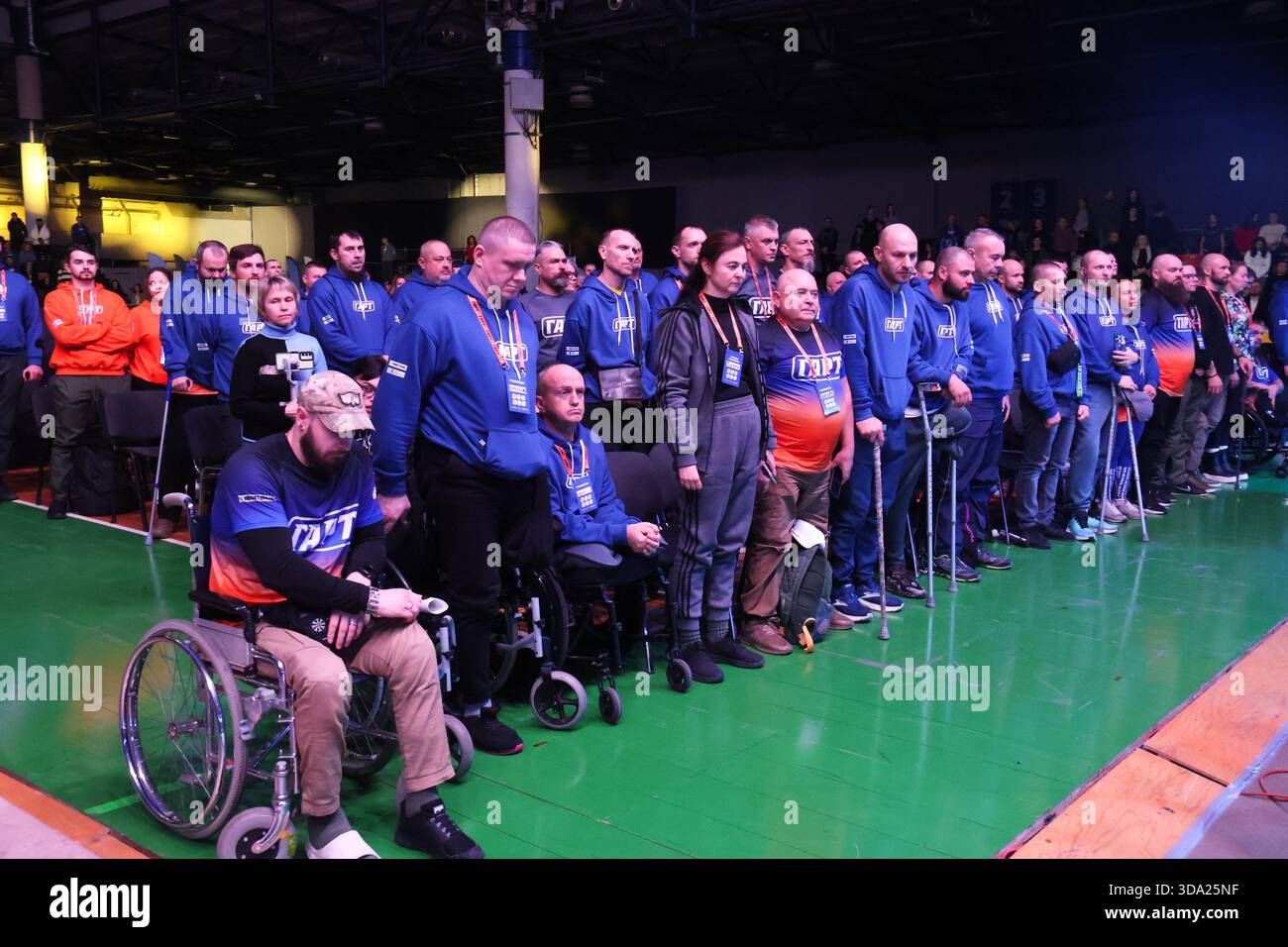 Während der Abschlusszeremonie der hart-Spiele 2025 im Internationalen Ausstellungszentrum in Kiew, Ukraine, am 5. Dezember 2025 begehen die Menschen eine Schweigeminute zum Gedenken an diejenigen, die im russisch-ukrainischen Krieg ums Leben gekommen sind. Der erste ukrainische nationale Multisport-Wettbewerb für verletzte, verletzte oder erkrankte Veteranen wurde vom CBA Initiatives Center zusammen mit dem Ministerium für Veteranenangelegenheiten der Ukraine organisiert. Im Laufe einer Woche traten mehr als 400 Veteranen aus dem ganzen Land in neun adaptiven Sportarten an: Rollstuhlbasketball, Rollstuhlrugby, Sitt Stockfoto