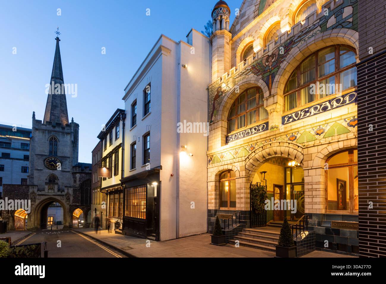 Das Clayton Hotel und die St. John's Church an der Broad Street in der Abenddämmerung. Bristol, Großbritannien. Stockfoto