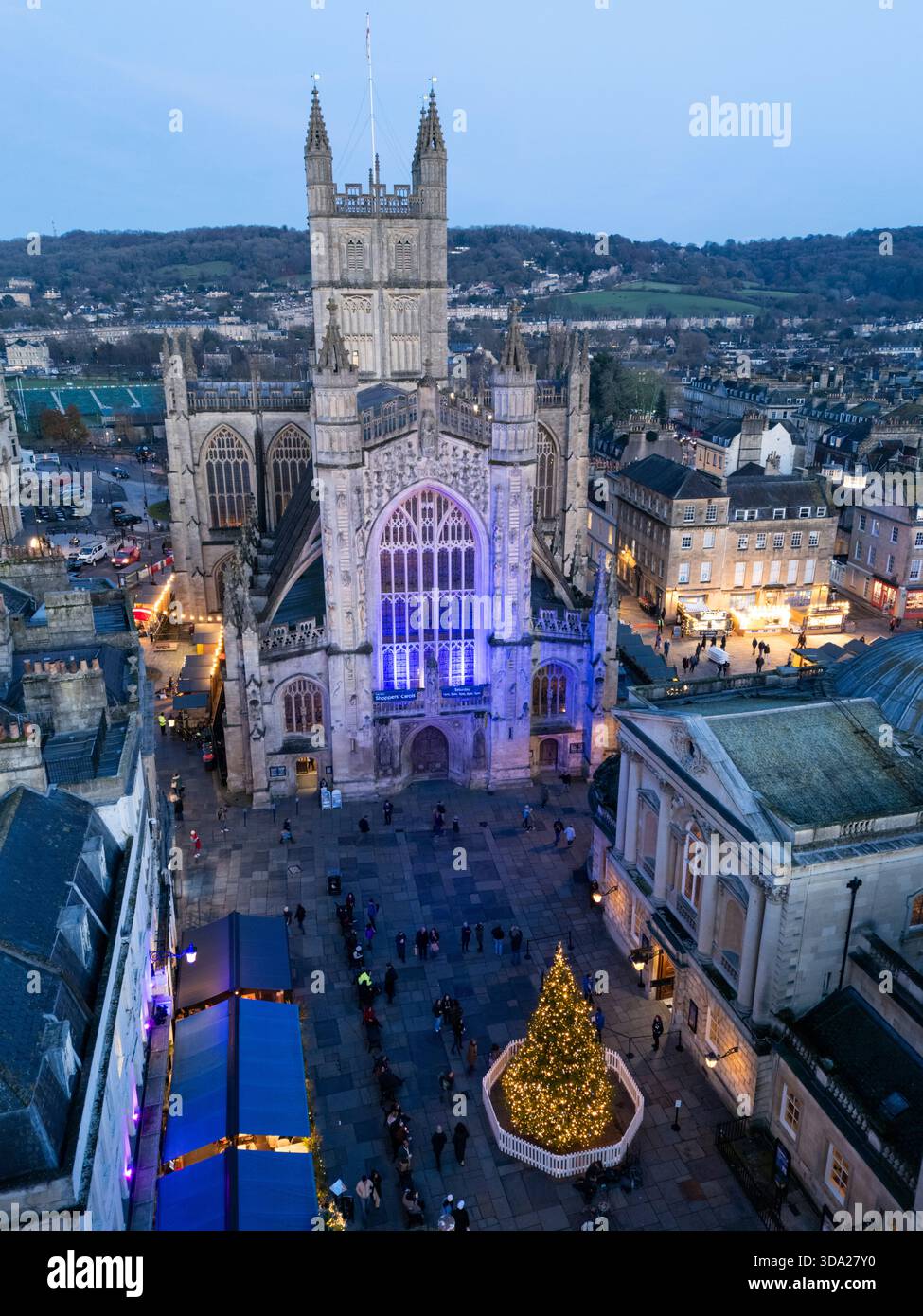 Bath Abbey und Weihnachtsmarkt in der Abenddämmerung. Bath, UK. Stockfoto
