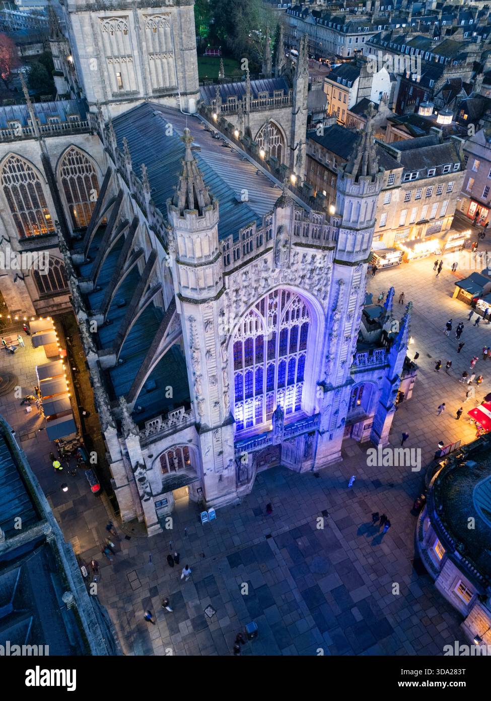 Bath Abbey und Weihnachtsmarkt in der Abenddämmerung. Bath, UK. Stockfoto