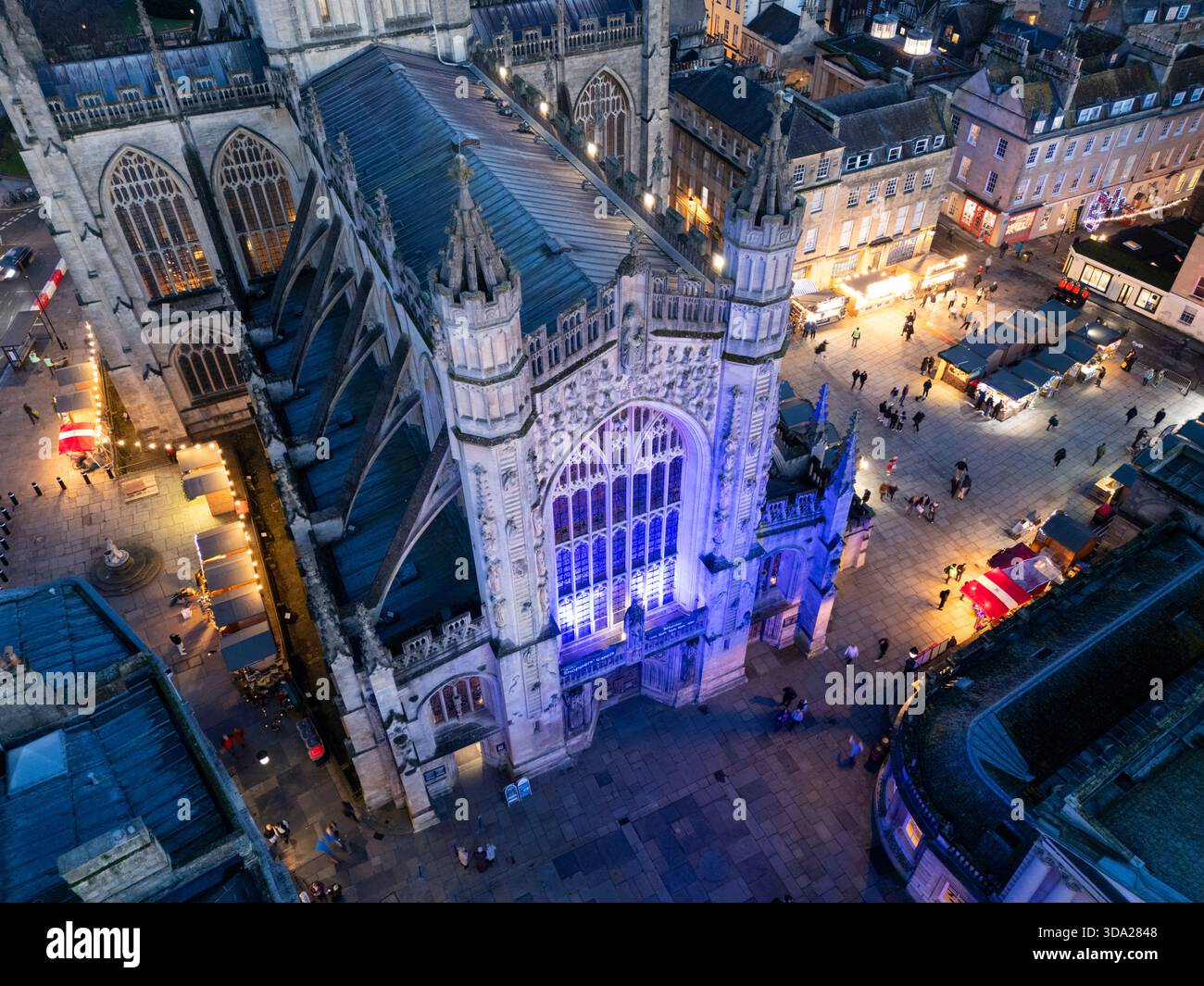 Bath Abbey und Weihnachtsmarkt in der Abenddämmerung. Bath, UK. Stockfoto
