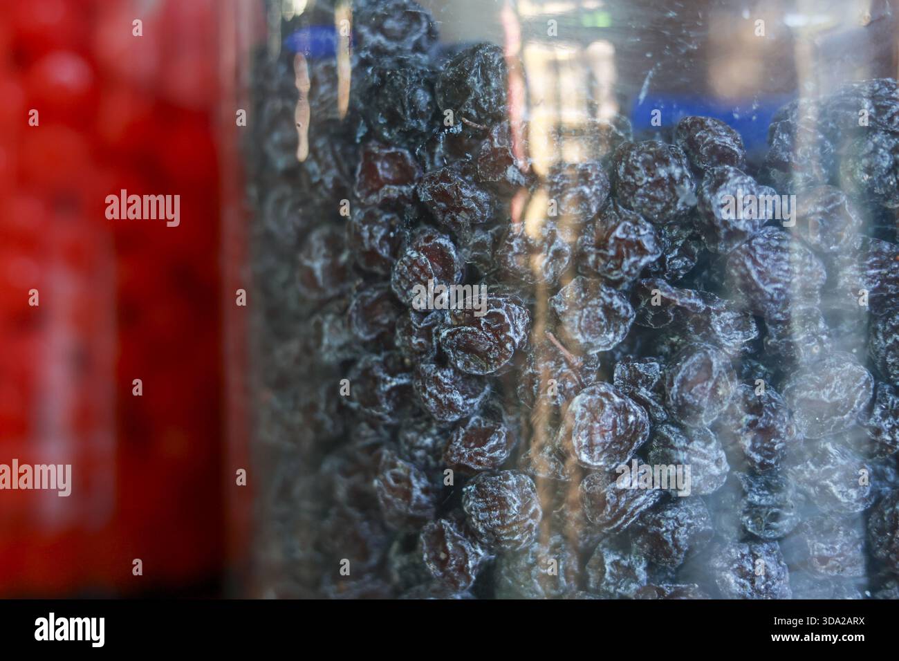 Nahaufnahme der getrockneten Heidelbeerfrucht im Klarglas. Gesundes, süßes und biologisches Snack-Essen voller Antioxidantien, perfekt für natürliche Ernährung oder mA Stockfoto