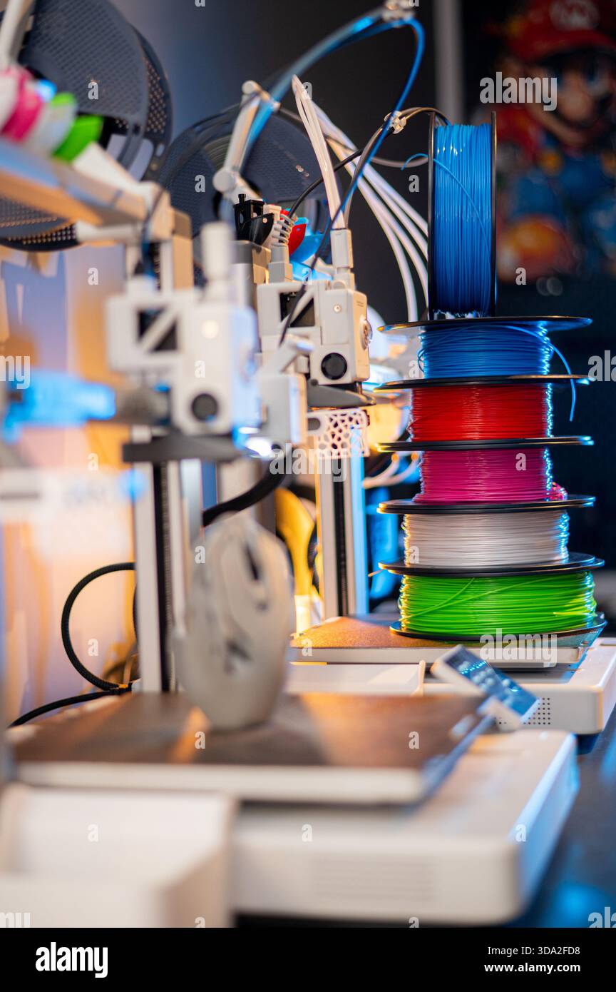 Bunte helle breites Panorama Reihe der Schieber 3d Drucker pla abs-filament Kunststoff auf weißem Hintergrund Stockfoto