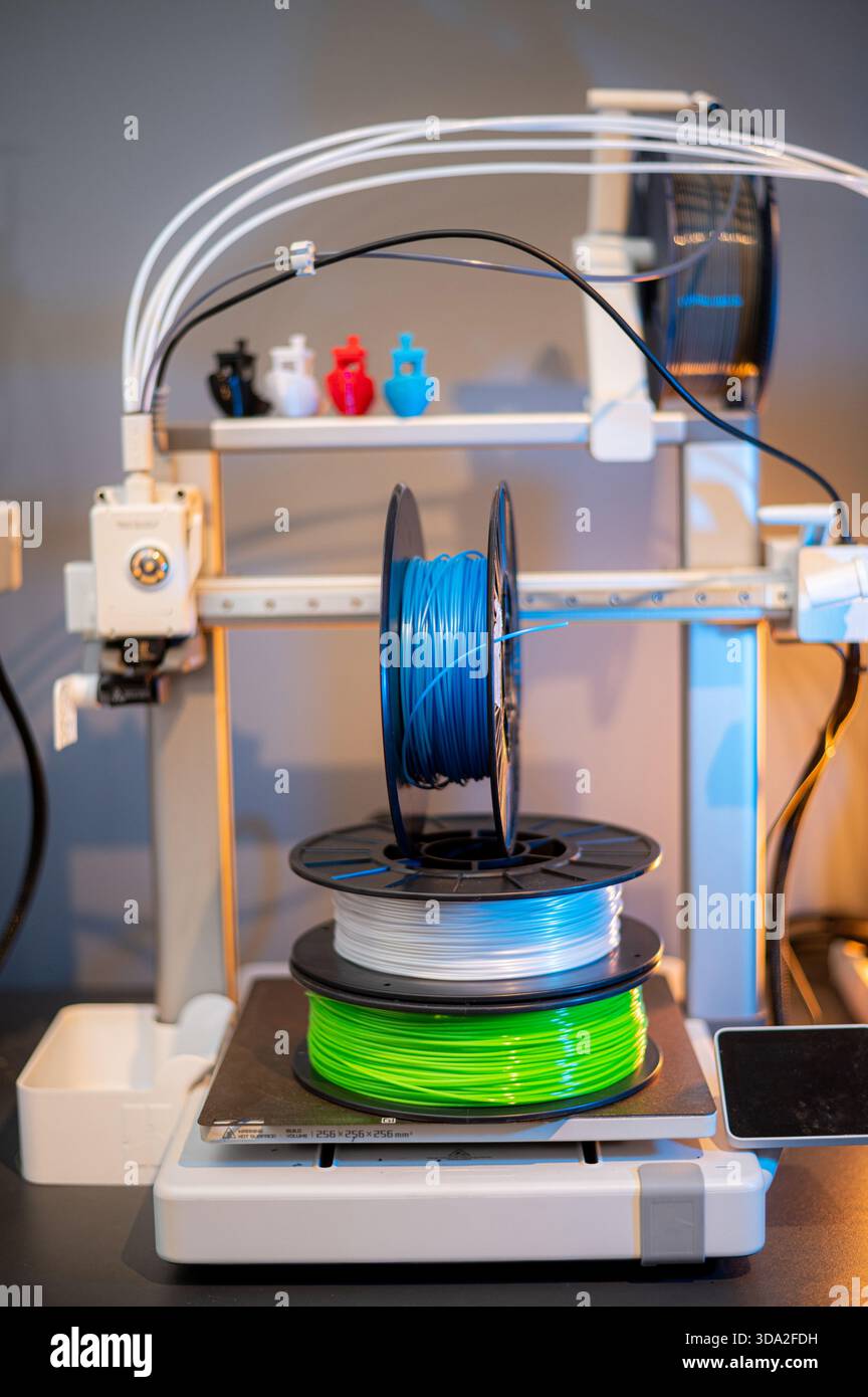 Bunte helle breites Panorama Reihe der Schieber 3d Drucker pla abs-filament Kunststoff auf weißem Hintergrund Stockfoto