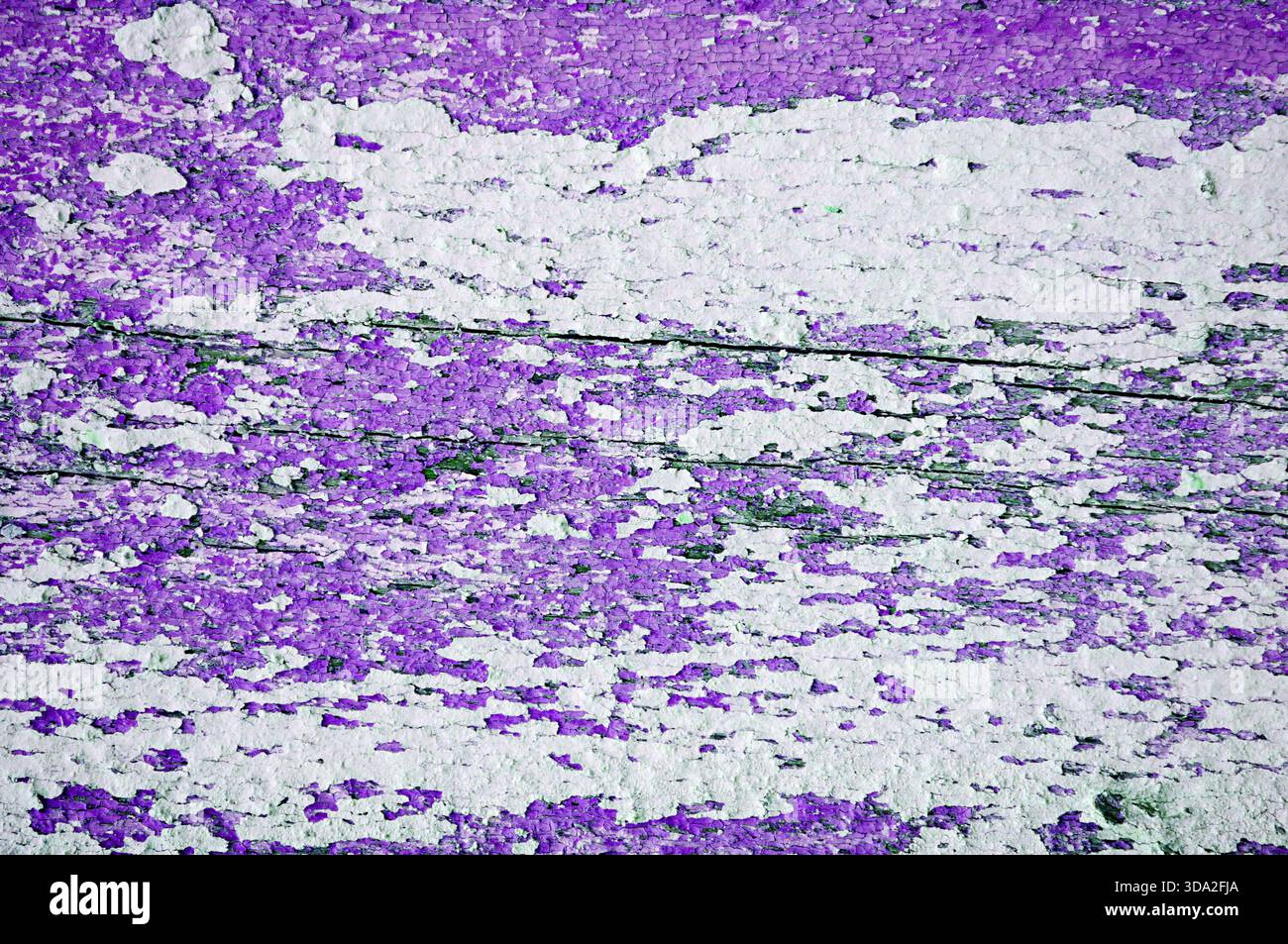 Abblätternde Farbe von violetter Farbe auf dem hölzernen Texturhintergrund Stockfoto