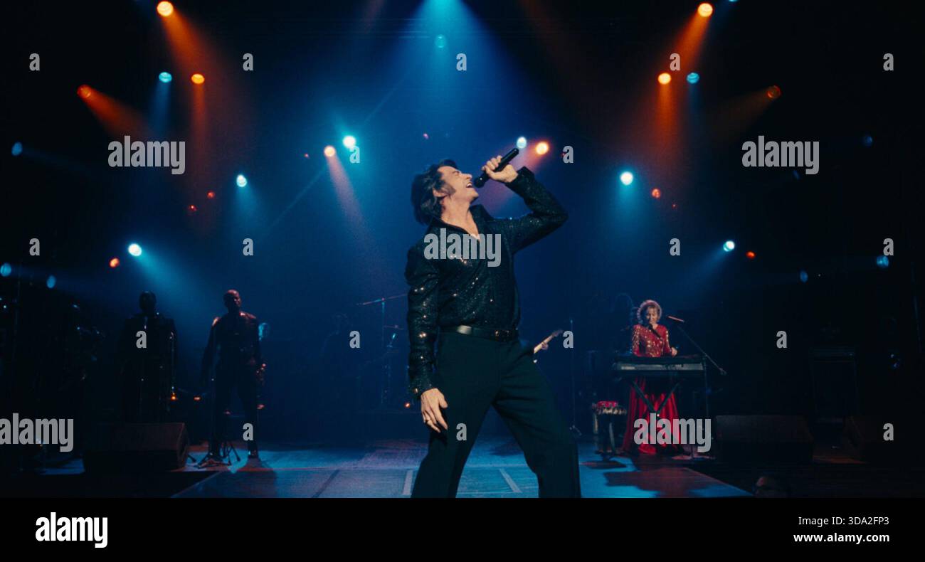 Song Sung Blue ist ein US-amerikanisches biografisches Musikdrama aus dem Jahr 2025, das von Craig Brewer geschrieben, koproduziert und gedreht wurde. Der Film basiert auf dem Dokumentarfilm von Greg Kohs aus dem Jahr 2008, in dem Hugh Jackman und Kate Hudson als Mike und Claire Sardina als Neil Diamond Tribute Band Lightning & Thunder auftreten. Die Hauptrollen sind Michael Imperioli, Ella Anderson, Mustafa Shakir, Fisher Stevens und Jim Belushi. Stockfoto