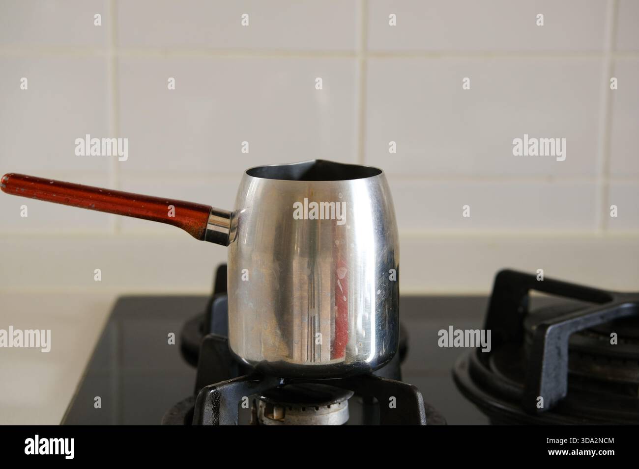 Türkischer Kaffee wird in türkischer Kaffeekanne zubereitet Stockfoto