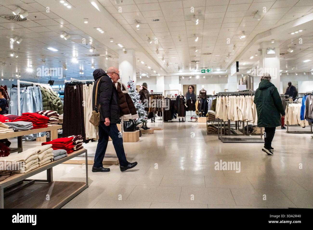 Das Innere eines Marks and Spencer-Geschäfts in Truro in Cornwall, Großbritannien. Stockfoto