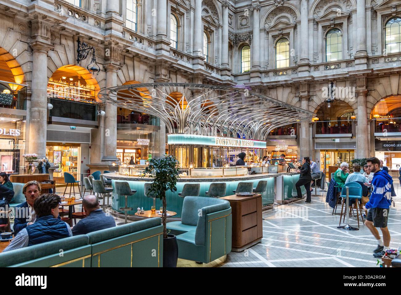 Fortnum & Mason Bar Restaurant im Royal Exchange Einkaufszentrum in London, England, Großbritannien, 2025 Stockfoto