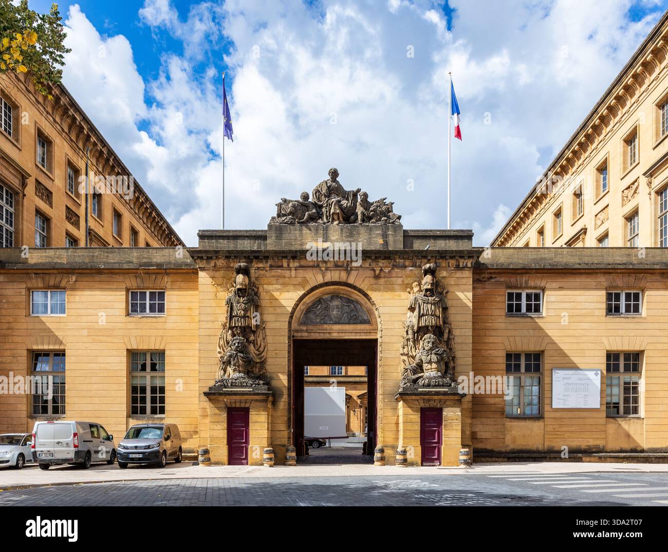 Vorderansicht des Tores des Gerichtsgebäudes in Metz, Frankreich, eingerahmt von großen Statuen, die 1791 aus Jaumont-Stein als Regierungshaus erbaut wurden. Stockfoto