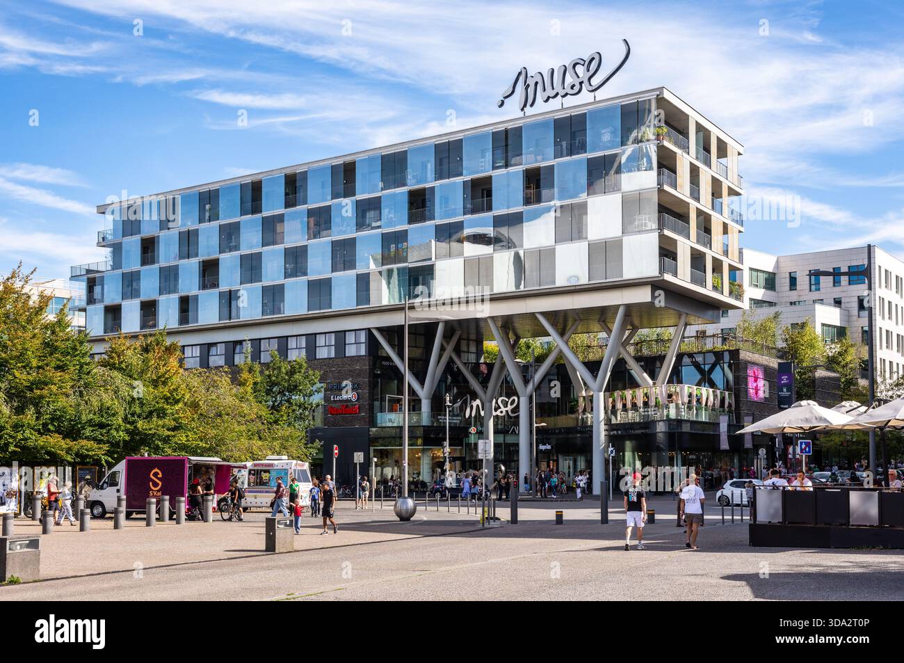 Muse ist ein Gebäudekomplex aus dem Jahr 2017 mit einem Einkaufszentrum, Wohnungen und Büros in Metz, Frankreich, gegenüber dem Centre Pompidou-Metz Museum. Stockfoto