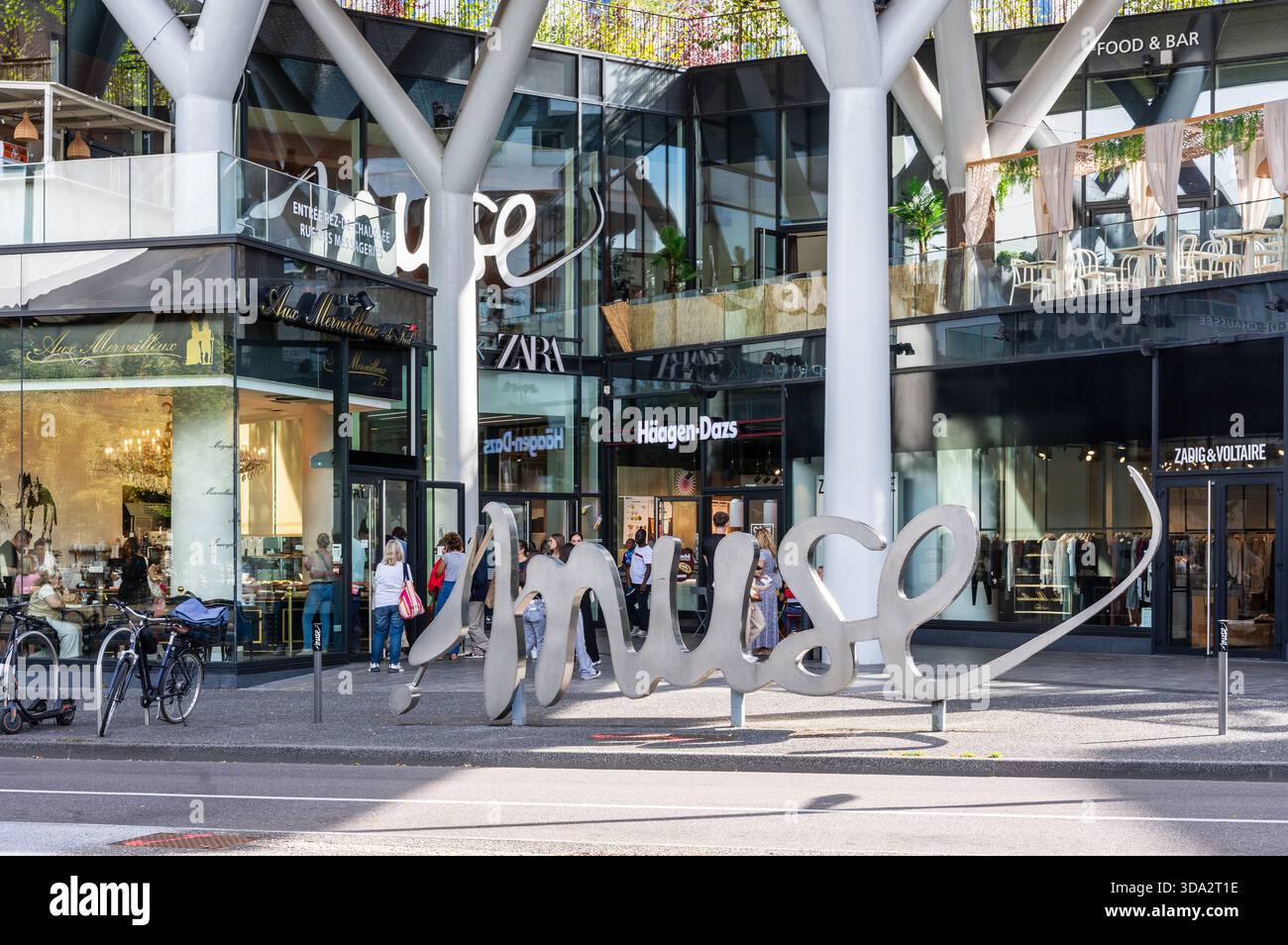 Muse-Schild am Haupteingang des 2017 in Metz eröffneten Einkaufszentrums gegenüber dem Centre Pompidou-Metz Museum. Stockfoto