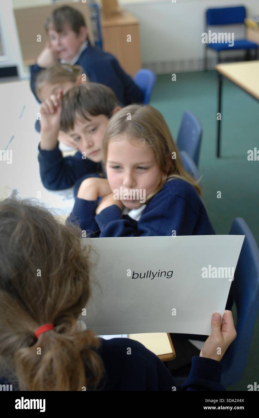 Grundschüler lesen und lernen miteinander und voneinander Stockfoto