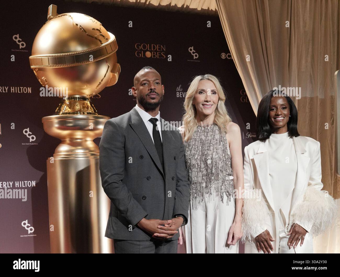 (L-R) Marlon Wayans, Helen Hoehne und Skye P. Marshall bei der 83. Jährlichen Golden Globes Nominierung im Beverly Hilton in Beverly Hills, KALIFORNIEN am Montag, 8. Dezember 2025. (Foto: Sthanlee B. Mirador/SIPA USA) Stockfoto