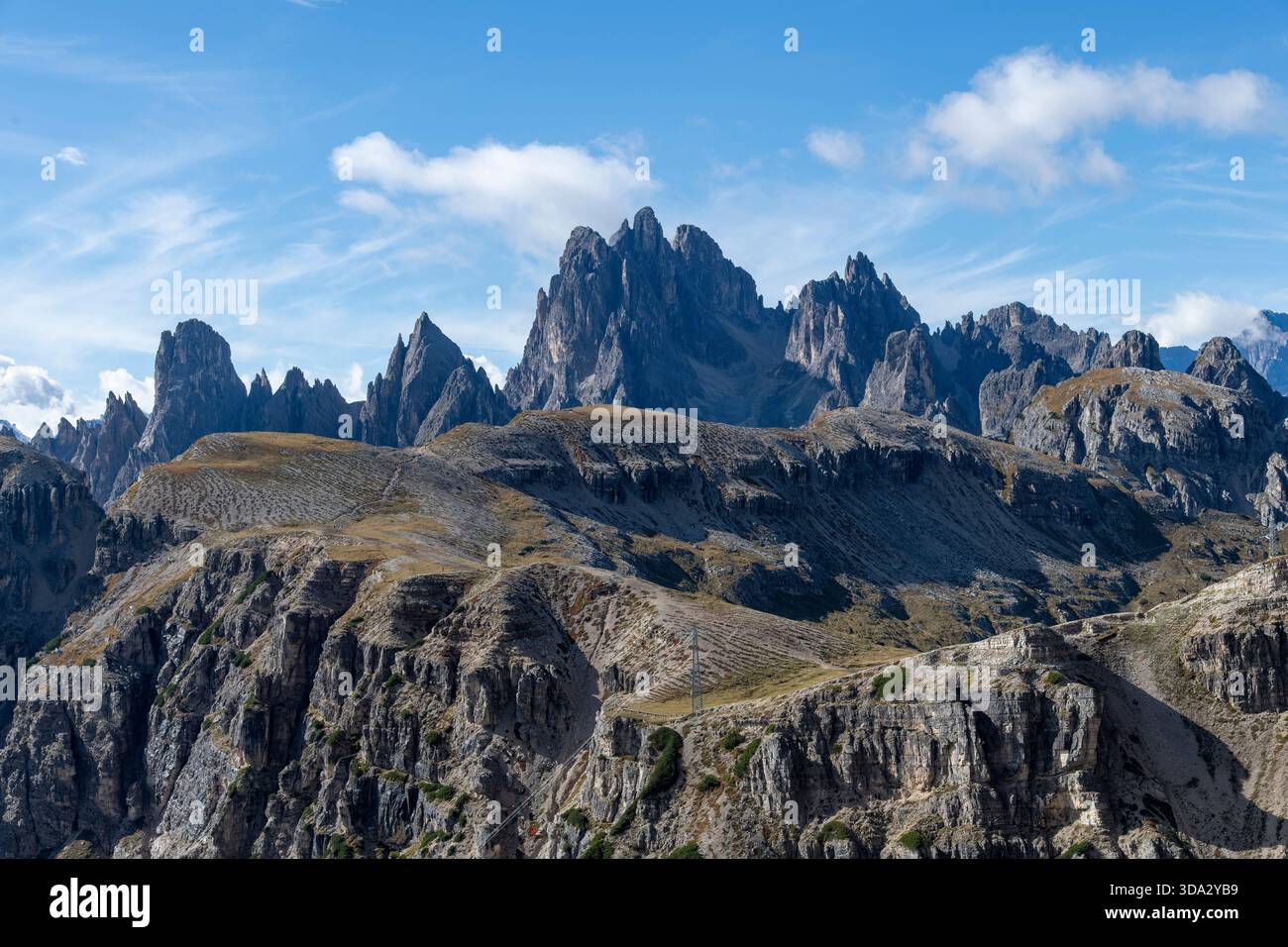 Panoramablick auf Cadini di Misurina zerklüftete Berge mit Wolkenflecken in der Nähe von drei Zinnen in den Dolomiten Stockfoto