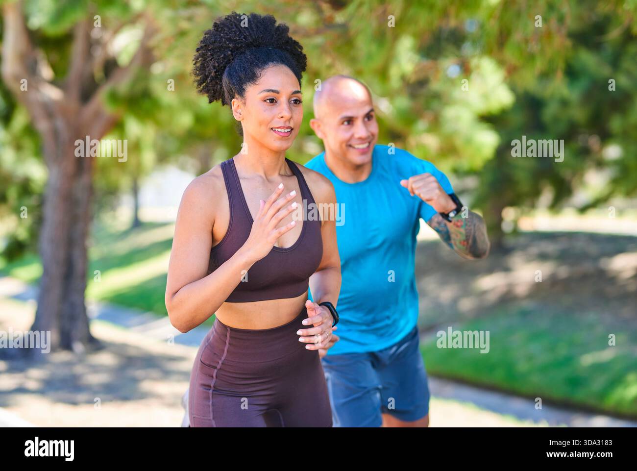Aktives Paar läuft zusammen im Park für Fitness, Gesundheit und Outdoor-Übung Stockfoto