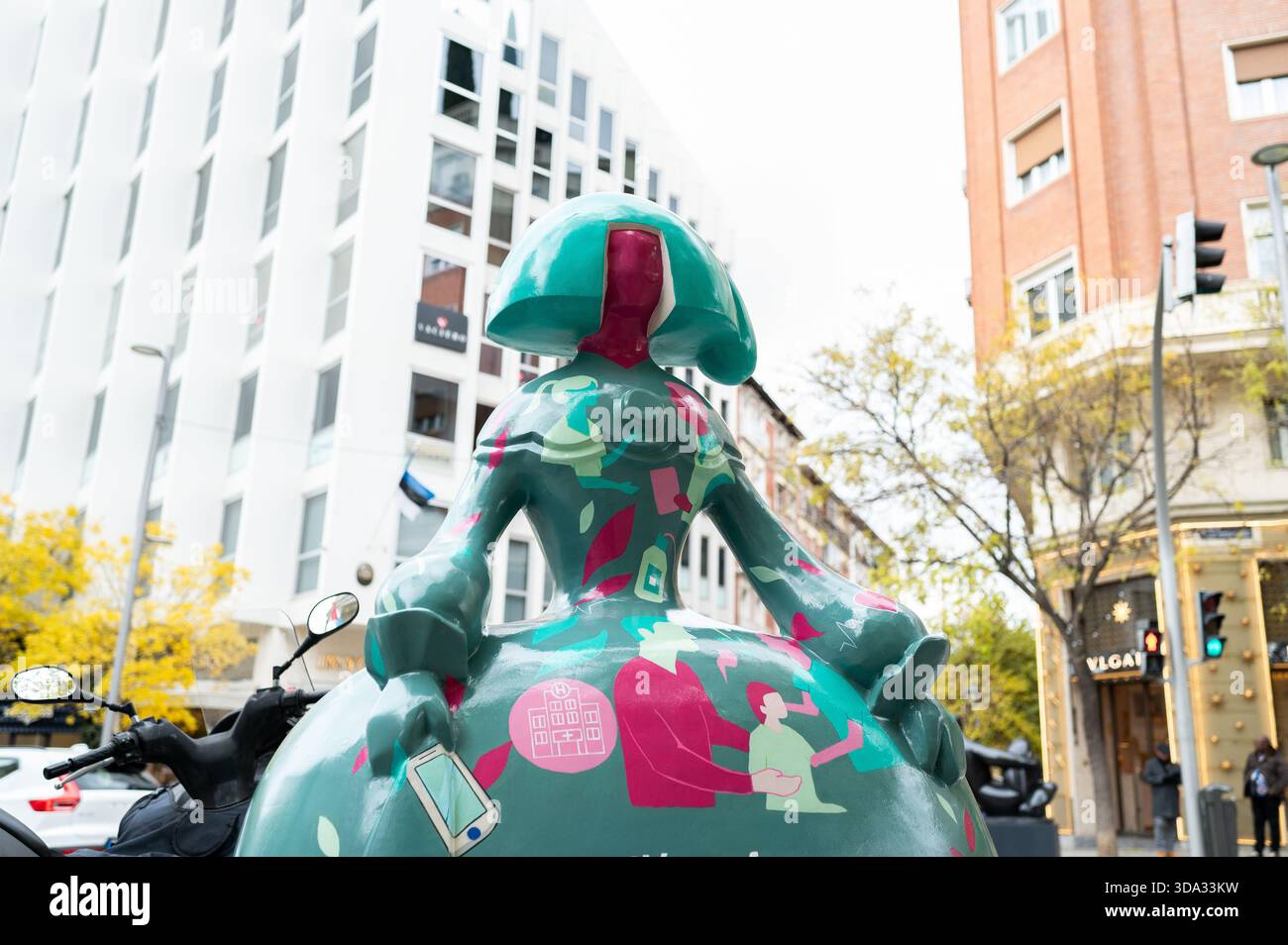Madrid, Spanien. Dezember 2025. Eine Skulptur in Form der Figuren des Malers Velázquez Las Menina ist während der Ausstellung der Galerie Meninas Madrid zu sehen. Quelle: SOPA Images Limited/Alamy Live News Stockfoto