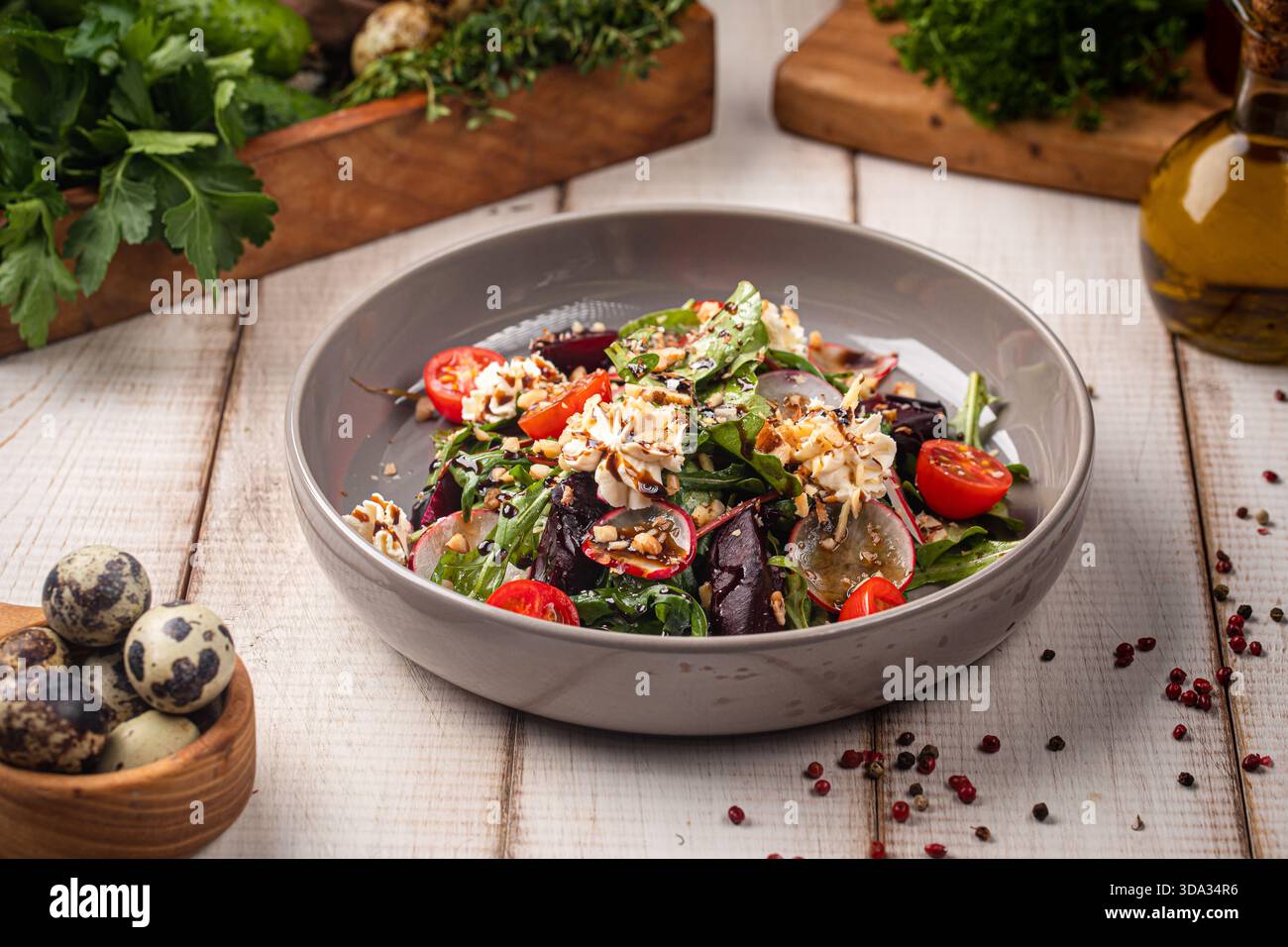 Frischer gemischter Salat mit Nüssen und Gemüse Stockfoto