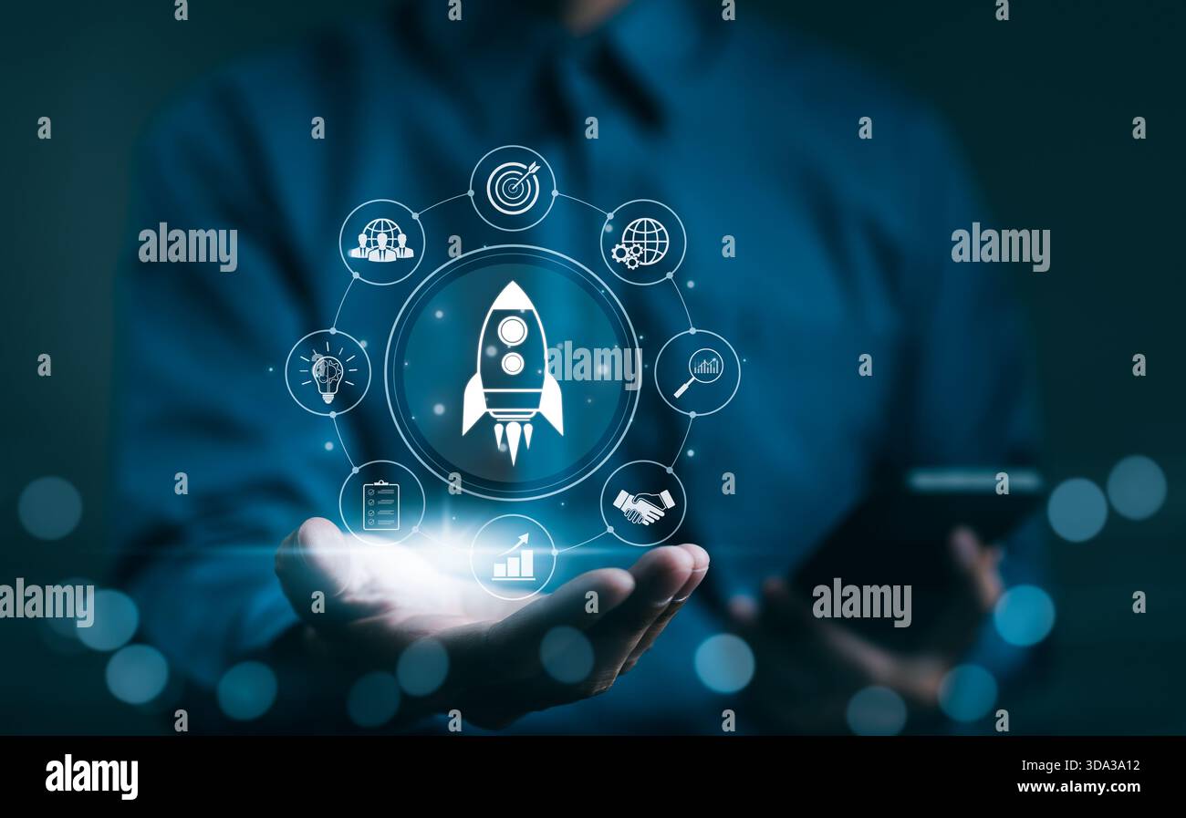 Unternehmenswachstum und Erfolgskonzept. Geschäftsmann mit digitaler Darstellung der Rakete durch verschiedene Geschäftssymbole, die Wachstum, Ziele und Su symbolisieren Stockfoto