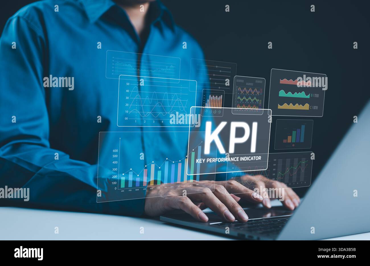 KPI, Analyse der KPI-Kennzahlen. Geschäftsmann, der mithilfe eines digitalen Bildschirms Key Performance Indicators (KPI) mit verschiedenen Diagrammen, Diagrammen und sh analysiert Stockfoto