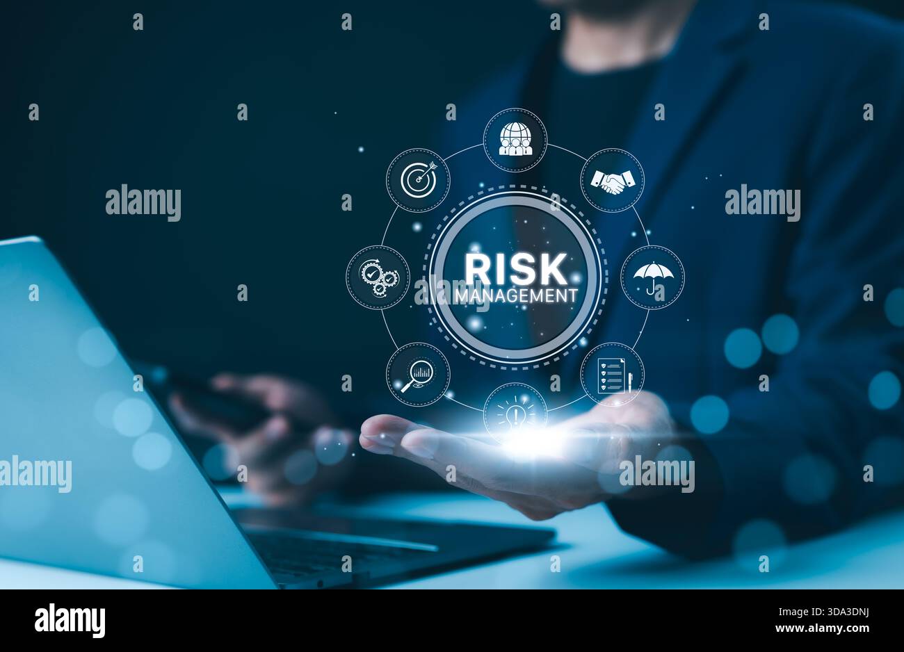 Strategiekonzept für das Risikomanagement des Unternehmens. Geschäftsmann mit virtueller Oberfläche für Risikomanagement mit Symbolen für kritische Strategien. Risikobewerter analysieren Stockfoto