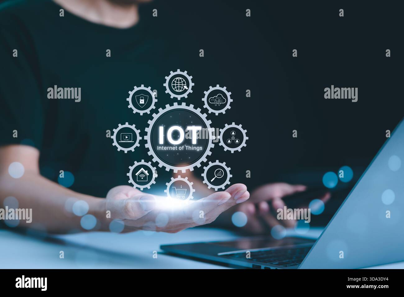 IoT-Technologie, Internet der Dinge. Internet of Things (IoT)-Konzept. Die Abbildung zeigt miteinander verbundene Zahnräder, die verschiedene intelligente Geräte darstellen Stockfoto