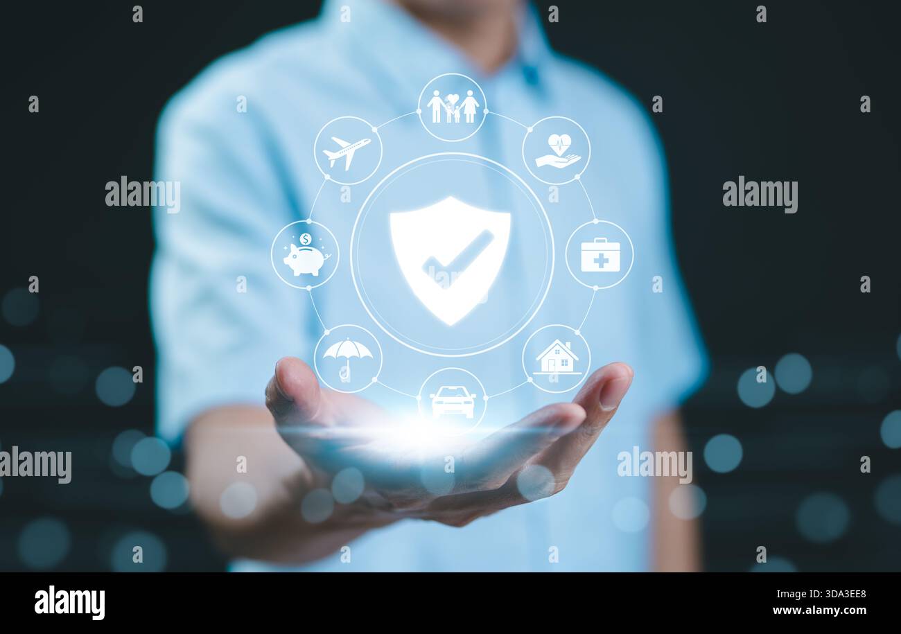 Umfassender Versicherungsschutz. Schutzkonzept. Eine Person hält ein digitales Schild Symbol für verschiedene Arten von Versicherungen, einschließlich Gesundheit, Stockfoto