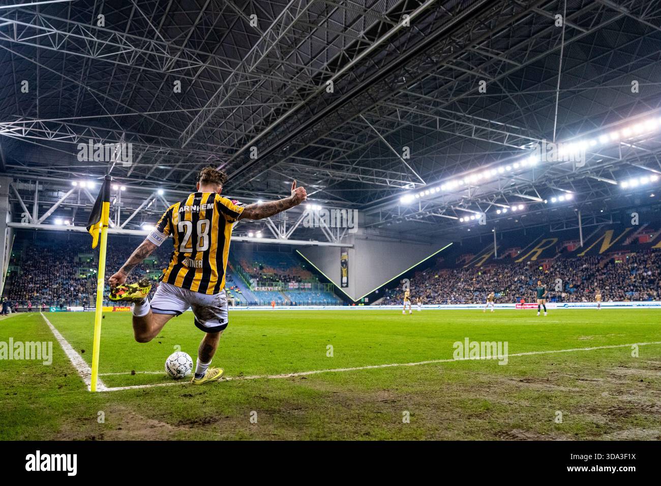 Arnheim, Niederlande. Dezember 2025. ARNHEM, 12.07.2025, GelreDome, Saison 2025/2026, niederländischer Keuken Kampioen Divisie Football, Spiel zwischen Vitesse und TOP Oss, Foto zeigt Vitesse Spieler Alexander Buttner einen Eckstoß (Foto: Pro Shots/SIPA USA) Credit: SIPA US/Alamy Live News Stockfoto
