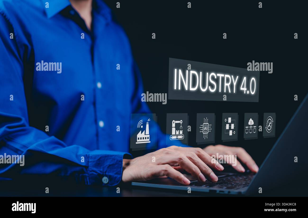 Smart Industry 4,0 und Fabrikautomatisierungskonzept. Eine Person, die einen Laptop mit Schnittstelle „Industrie 4,0“ verwendet, symbolisiert intelligente Fertigung, Automatisierung, Stockfoto