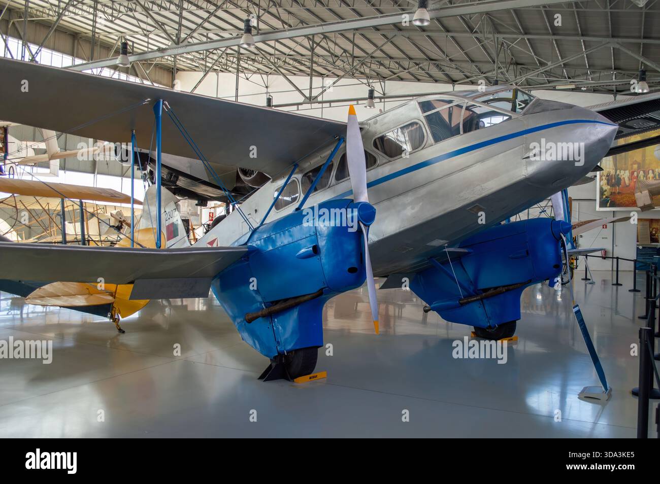 Avión de transporte Clásico biplano de Havilland D.H. 89 Dragon Rapide expuesto en el Museo do AR de Sintra. Stockfoto