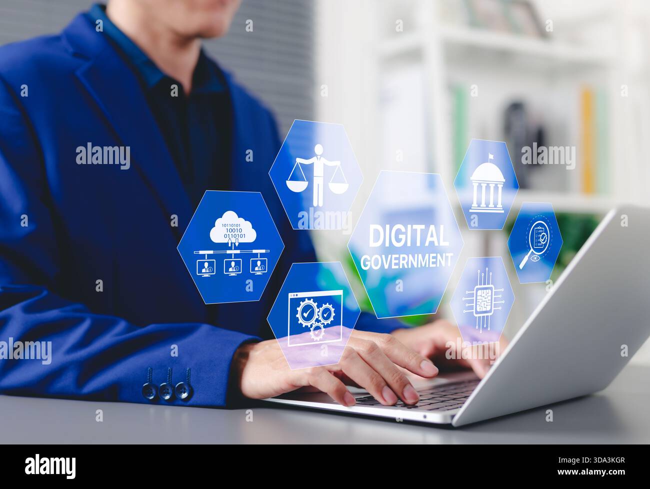 Digitales Regierungs- und E-Governance-Konzept. Geschäftsmann, der ein Notebook mit Symbolen nutzt, E-Governance, Cloud-Computing, rechtliche Ausgewogenheit, Behörden Stockfoto