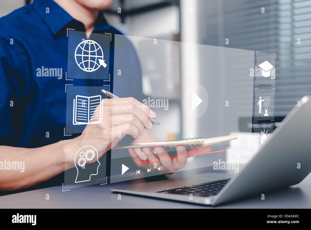 Online-Bildung und e-Learning-Konzept. Mann macht Notizen, während er ein Notebook mit Online-Bildungs-Symbol, Lernen, Wissensaustausch, Lernwerkzeug verwendet Stockfoto