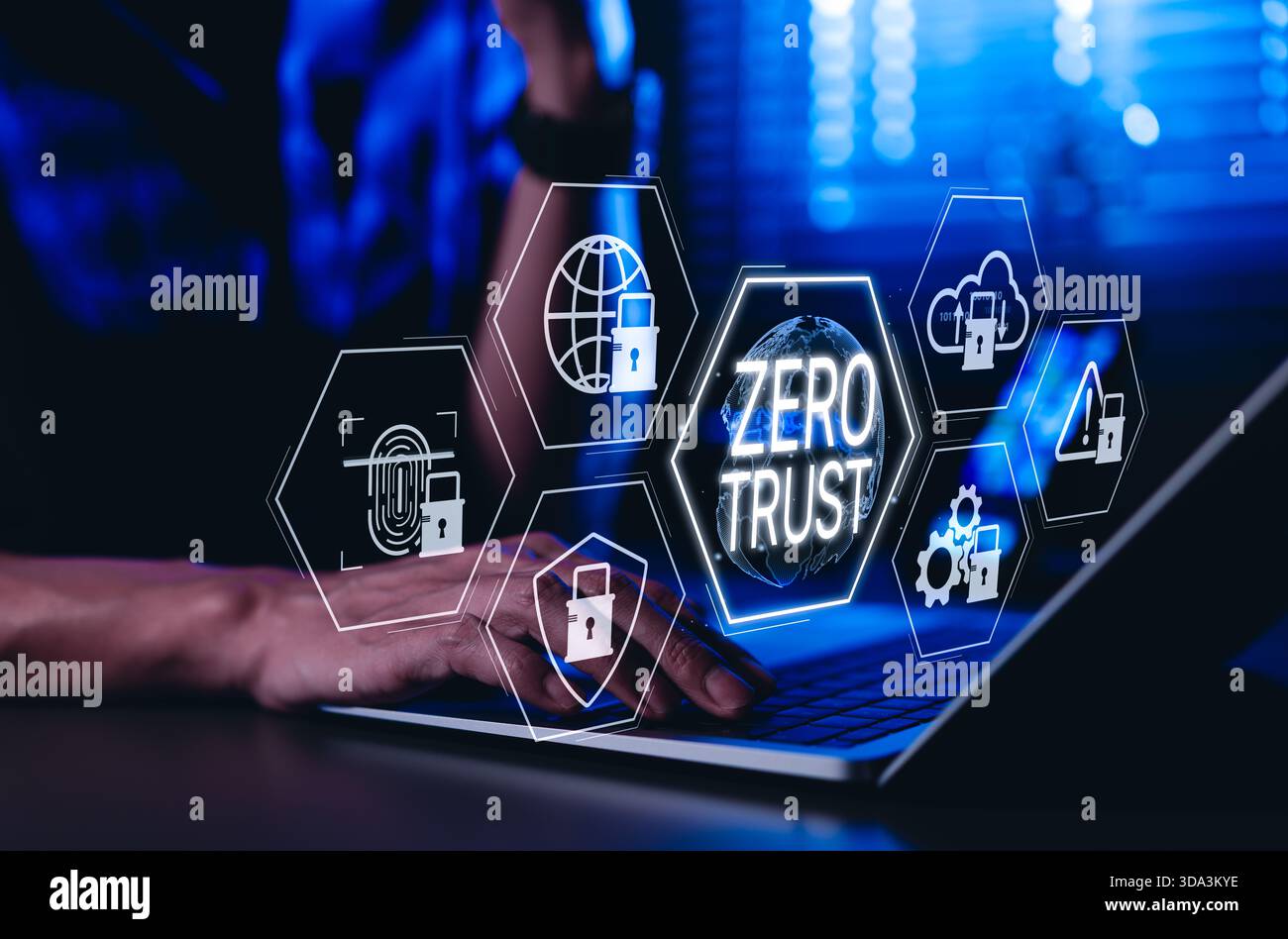 Zero Trust Sicherheitskonzept. Geschäftsmann-Typen auf Laptop mit virtuellen Symbolen Zero Trust Sicherheit, Cloud-Schutz, Geschäftsinformationsnetzwerk Stockfoto