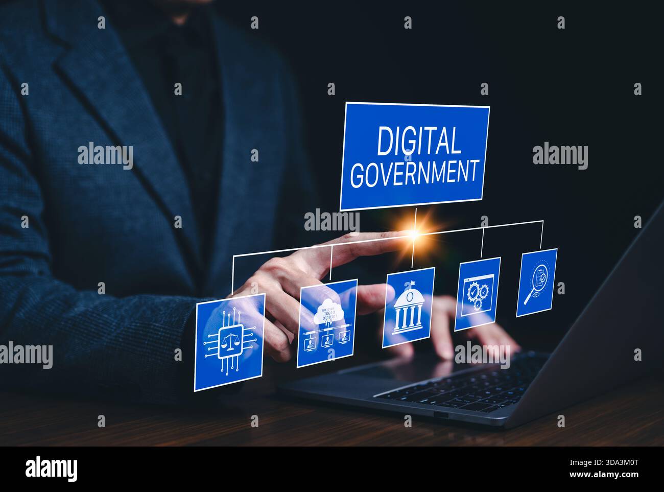 Digitales Regierungs- und E-Governance-Konzept. Geschäftsleute, die ein Notebook mit digitalen Regierungssymbolen verwenden, die E-Governance repräsentieren, Stockfoto