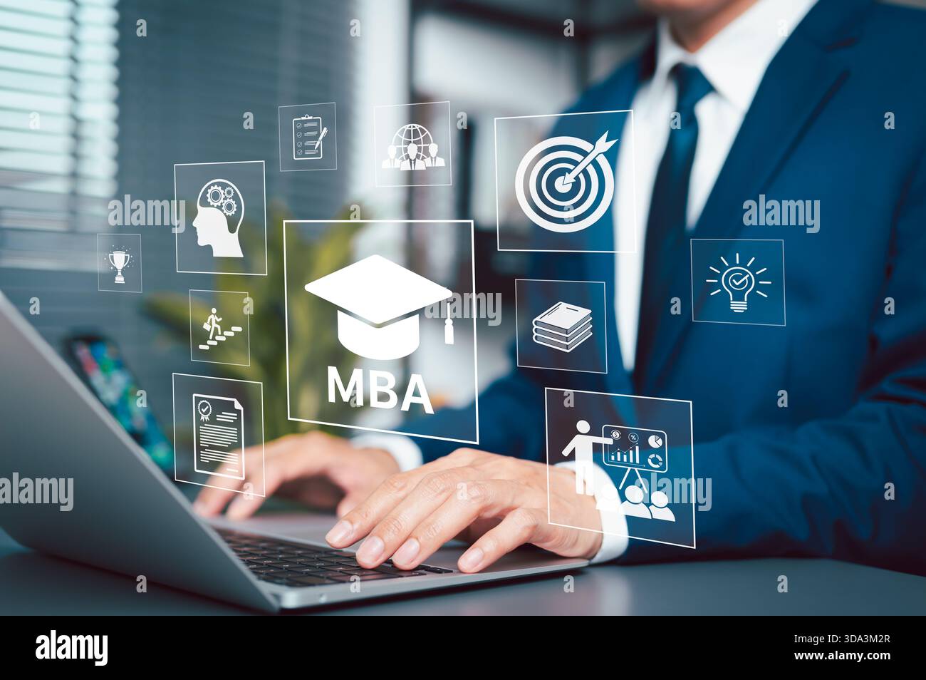 MBA Master of Business Administration Education Konzept. Geschäftsmann mit Laptop mit Icons MBA-Abschluss, Abschlussgrenze, Ziel, Karriere Stockfoto
