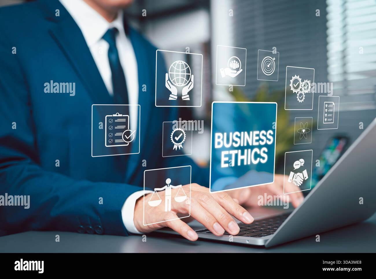 Business Ethics und Corporate Responsibility Konzept. Geschäftsmann, der an einem Notebook arbeitet, mit Ikonen Geschäftsethik, Compliance, Integrität, ethische Grundsätze Stockfoto
