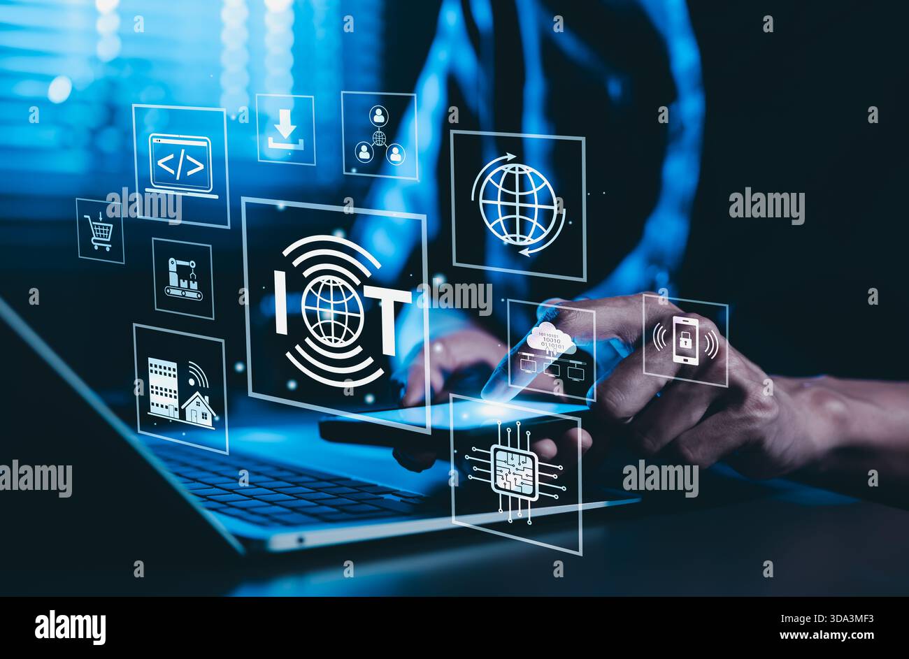 Intelligente IOT-Technologie. Internet of Things Konzept. Man interagiert mit intelligenter Technologie auf Mobilgeräten, die IoT-Symbole für Konnektivität, Stockfoto