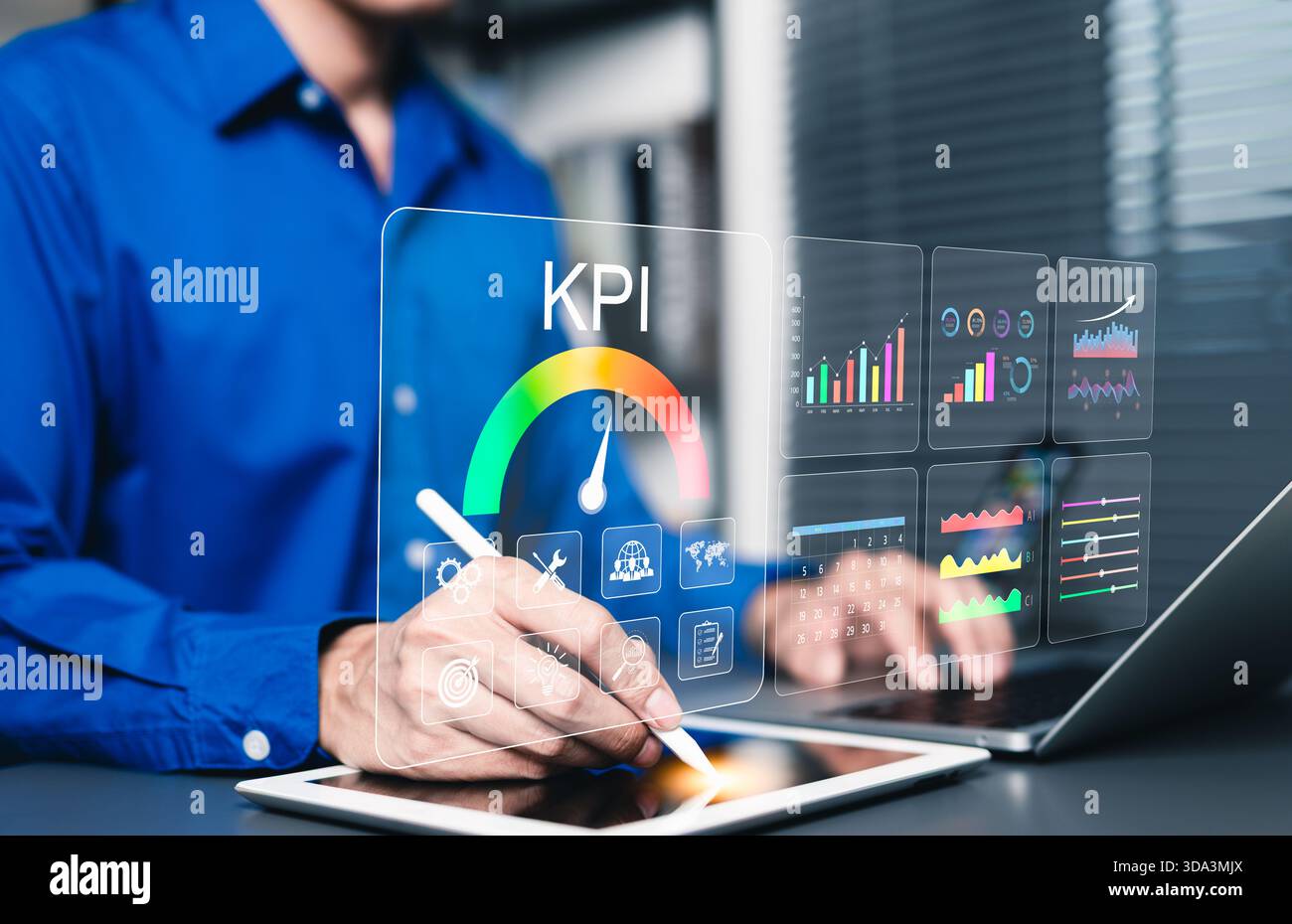 KPI-Konzept. Analyse Von Leistungskennzahlen. Geschäftsmann, der mithilfe eines digitalen Bildschirms Key Performance Indicators (KPI) mit verschiedenen Diagrammen analysiert Stockfoto