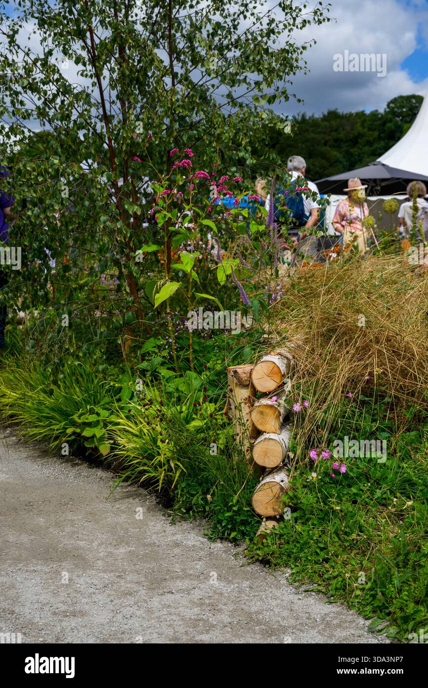 Work with Your Garden Feature Garden (naturalistisch, Blockmauer, tierfreundlich) - RHS Flower Show Wentworth Woodhouse 2025, Yorkshire, England, Großbritannien. Stockfoto