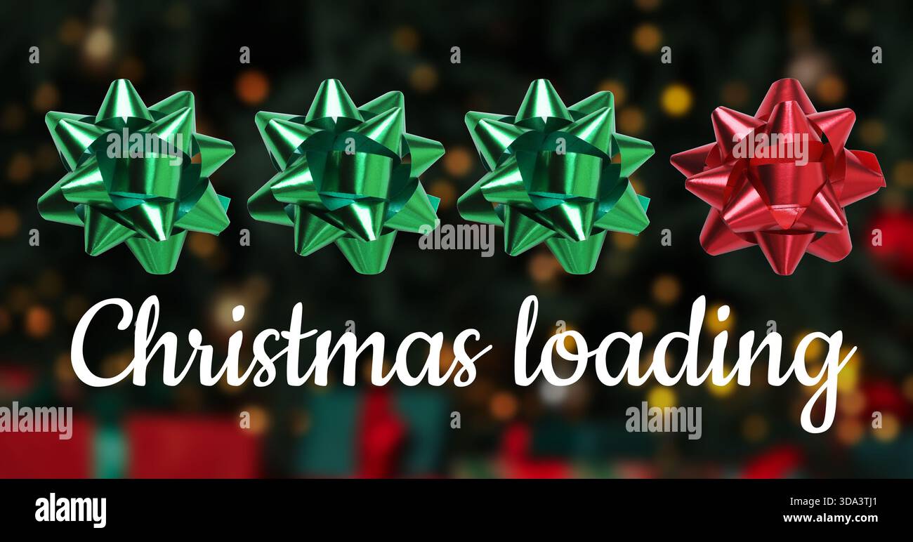 Weihnachtsladung, Urlaubserwartung. Drei grüne Bögen und eine rote vor verschwommenem Hintergrund mit Bokeh-Lichtern Stockfoto