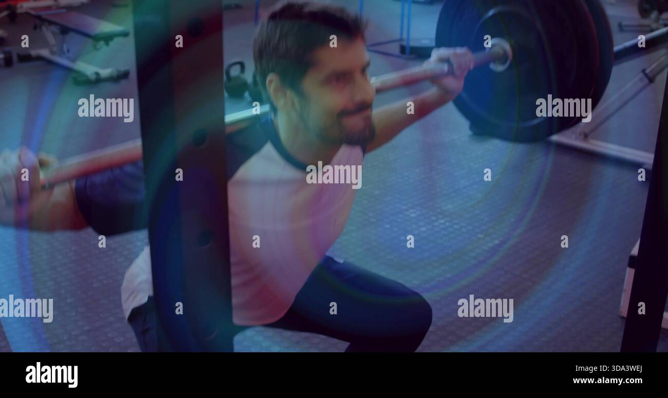 Der Mann senkt die Langhantel während der Rückenhocke in der Nähe der Hocksenstange im Fitnessstudio, trägt Raglan-T-Stück Stockfoto