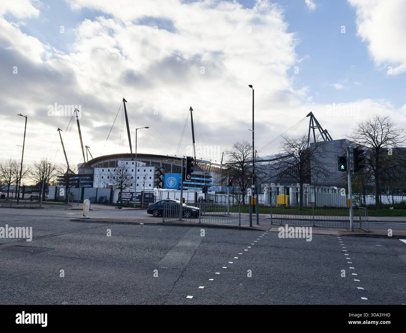 Manchester, Großbritannien - 16. November 2025: Großer Blick auf das Stadion der Stadt Manchester mit urbaner Umgebung und klarem Himmel. Stockfoto