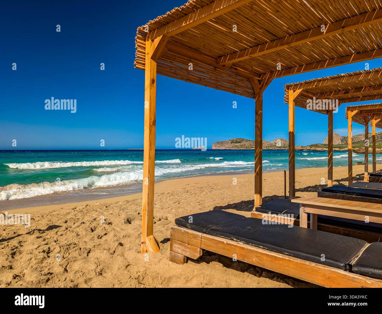 Drohnenblick auf den berühmten Sandstrand von Falasarna im Nordwesten von Chania, Kreta, Griechenland. Stockfoto