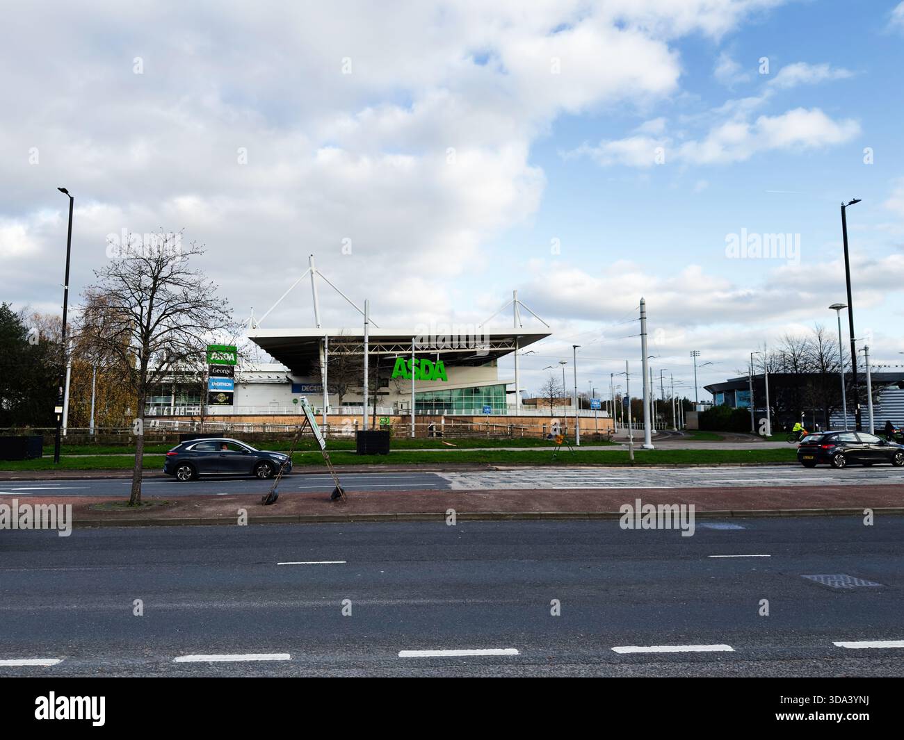 Manchester, Großbritannien - 16. November 2025: Ein moderner ASDA-Laden mit urbaner Umgebung und leichtem Verkehr. Stockfoto