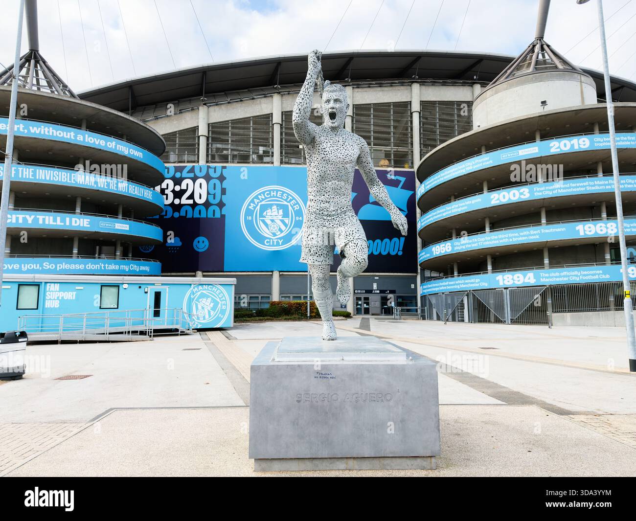 Manchester, Großbritannien – 16. November 2025: Berühmte Statue vor dem City of Manchester Stadium, die Fußball und Stolz der Stadt feiert. Stockfoto