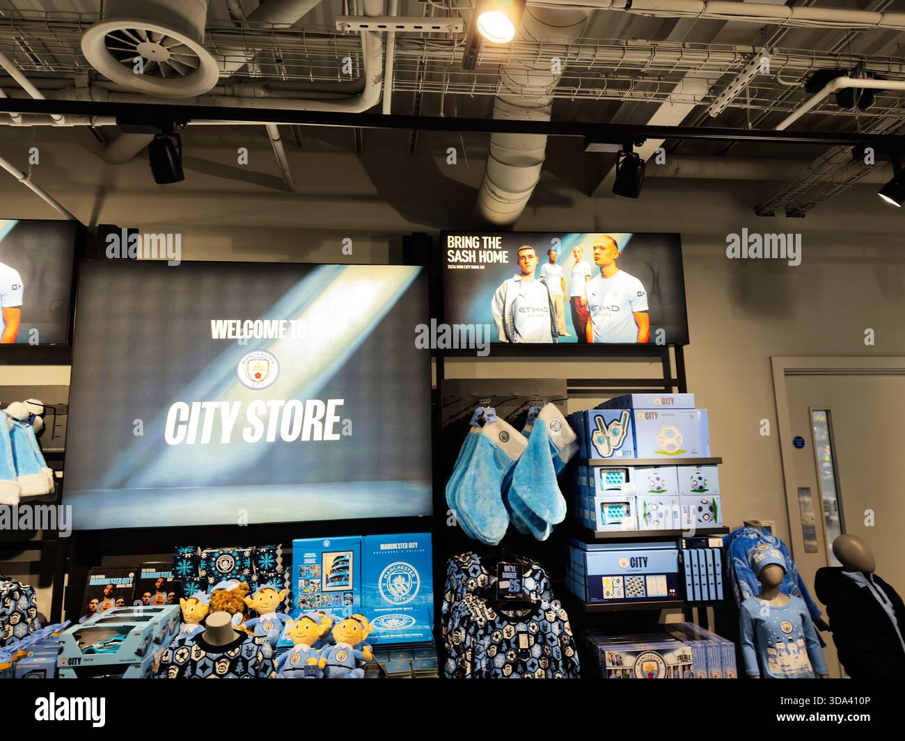 Manchester, Großbritannien - 16. November 2025: Heller Laden mit Manchester City Ausrüstung, blauer Kleidung und Regalen. Stockfoto